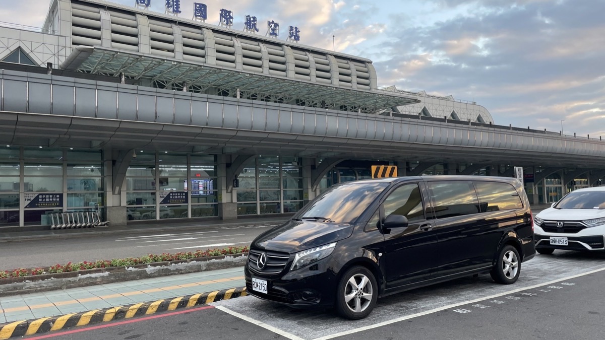 高雄國際航空站門口，一輛賓士 Vito 停在航廈外的車道